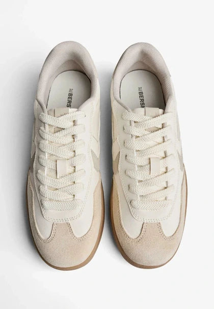 Cream sneakers, flat